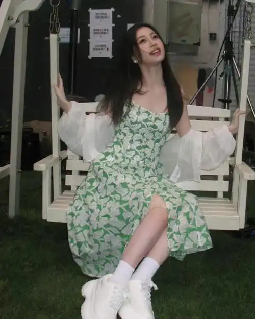 明星虞书欣同款衣服绿色吊带连衣裙2023女新款裙子显瘦夏季长裙