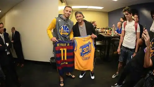 内马尔现身勇士更衣室与库里互换球衣