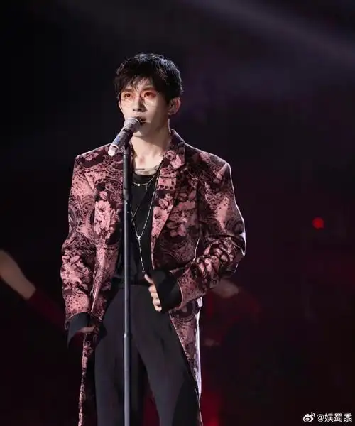 易烊千玺新生之夜大秀官宣##易烊千玺下周见倒计时