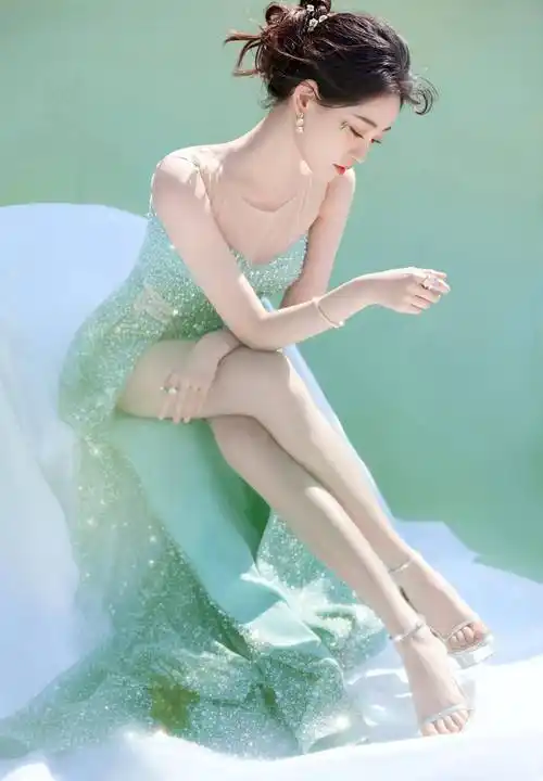祝绪丹芭莎珍珠宴会浅绿色开叉连衣裙,性感与纯洁完美平衡!