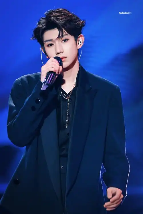 王源官宣加盟江苏卫视跨年##王源烟熏妆