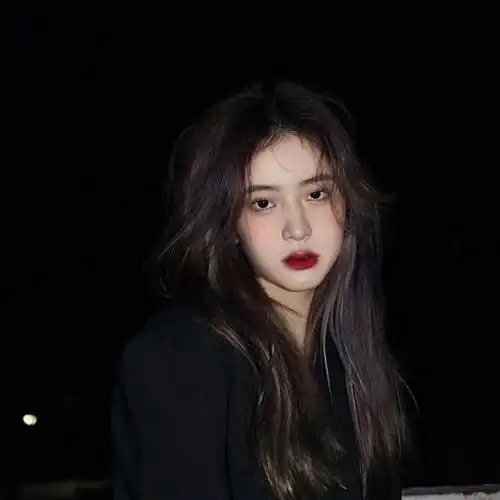 分享几个很适合当头像的ins美女