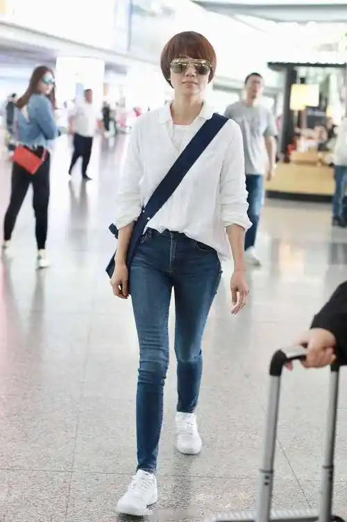 袁泉真是太自信了,穿宽松运动装配瑜伽裤,168身高比例太优越_造型