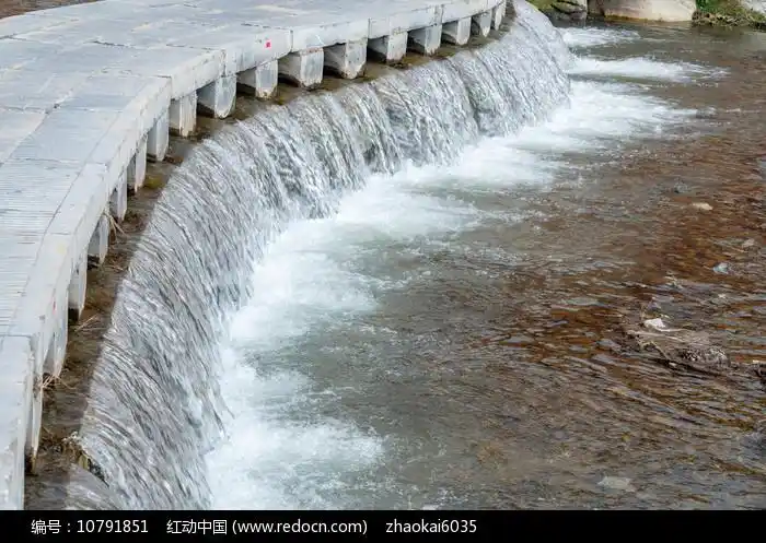 河流里的小瀑布