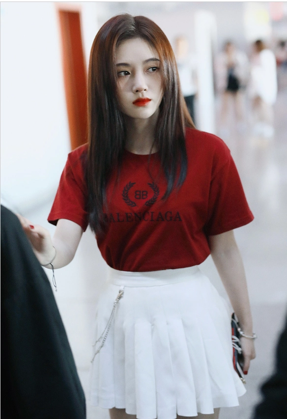 鞠婧祎穿红色t恤搭配白色小短裙现身,浑身散发着少女的气息!