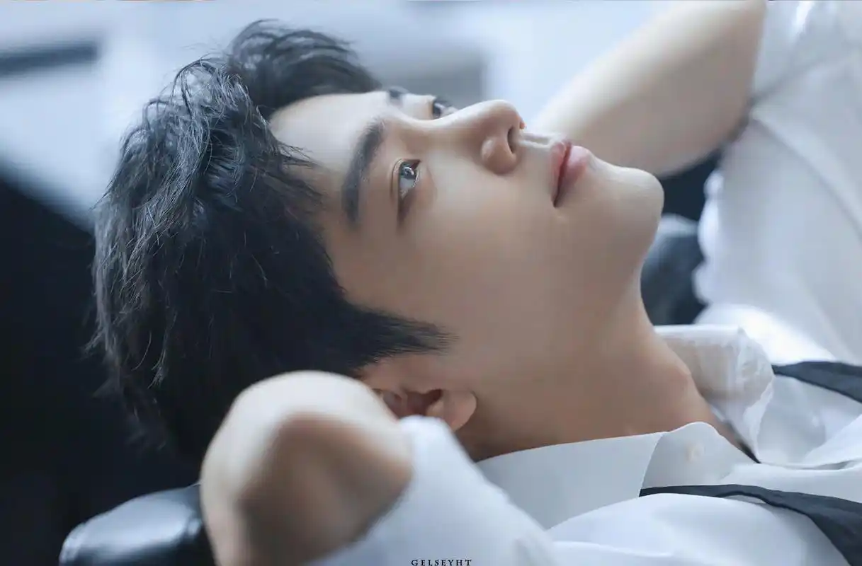 肖战白衬衫花絮照九宫格