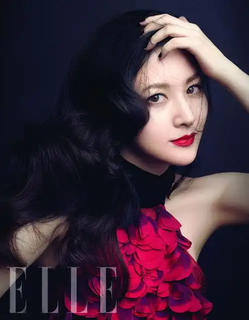 李英爱为时尚杂志拍写真 显高贵迷人