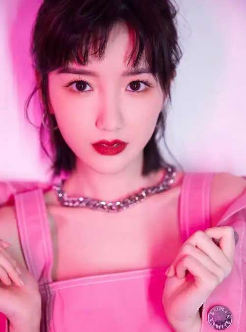 毛晓彤粉色外套时尚写真图片