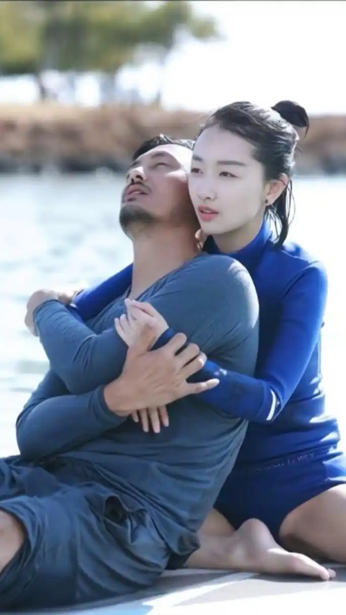 聊明星品人生# 不懂就问,周冬雨抱着的这个男人是谁?