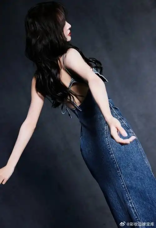 她穿着一双白色的高跟鞋,脚踝纤细,每一步都散发着迷人