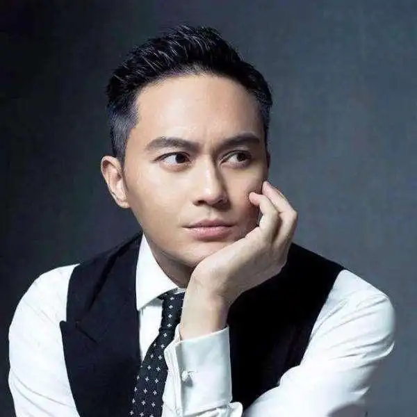 【古天乐筹拍电影资助香港基层电影人】据港媒报道,古天乐以演艺人