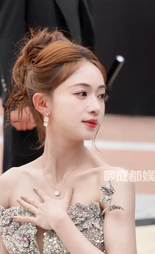 吴谨言 成都参加品牌活动,棕发公主头配上钻石玫瑰公主裙,简直真人