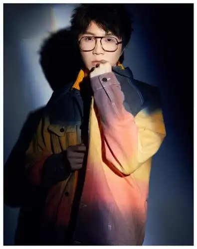 有种"整容"叫毛不易戴眼镜,本以为颜值一般般,谁知帅出新高度