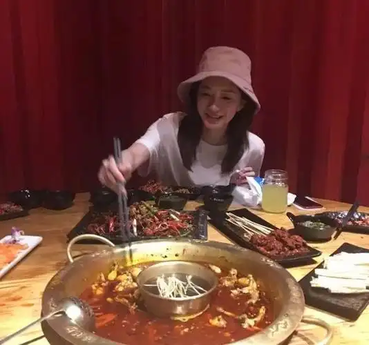 江疏影晒出"辣照"称:"夏天吃火锅是减肥的",你要来顿火锅减减肥?