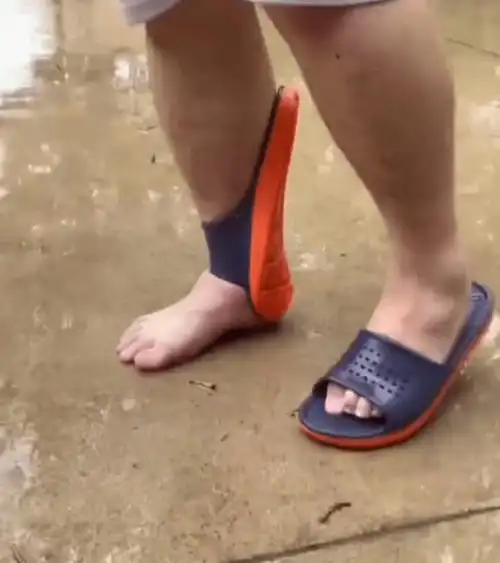 男生执着穿拖鞋在雨中打篮球!结果帅不过一秒!