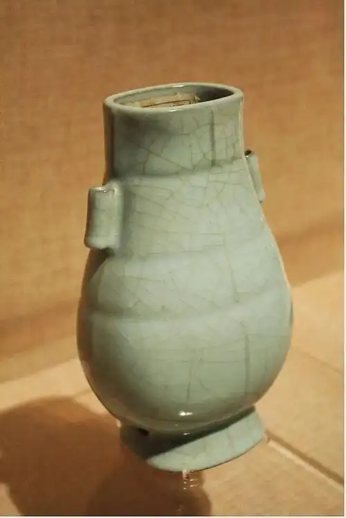 南宋官窑青瓷贯耳瓶之争议——浙江省博物馆藏品