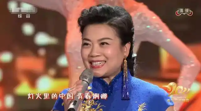 张也不愧是国家队歌手穿中国风礼服亮相元宵晚会唱功比周深强