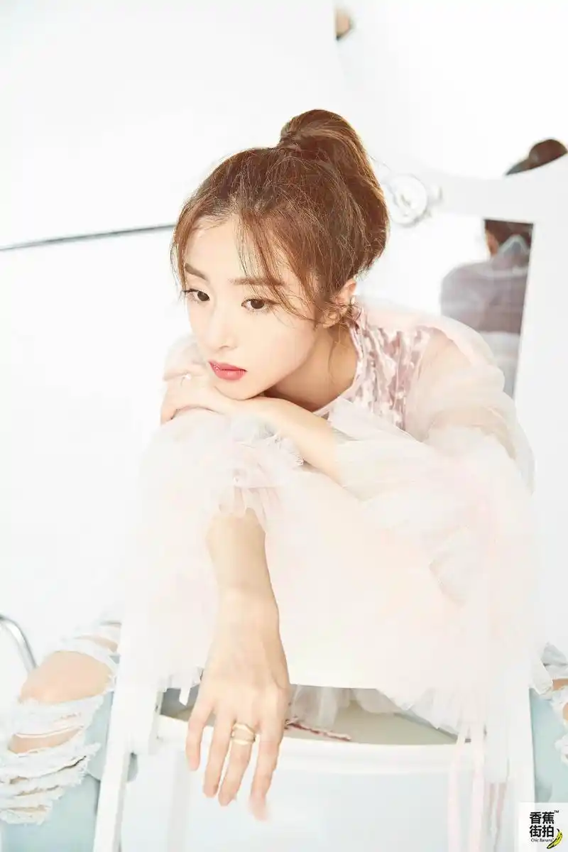 昨日,胡冰卿曝光了一组最新写真.