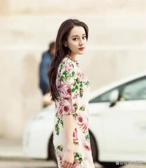 近日迪丽热巴在米兰的花式街拍真是一道靓丽的风景