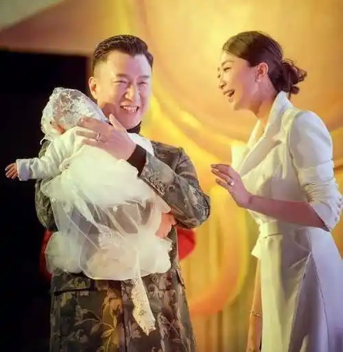 孙红雷与娇妻合照曝光,太太穿旗袍尽显好身材,网友:夫妻相十足_骏迪