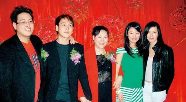 3岁演电影,15岁月入百万,21岁成亿万总裁,至今单身爱慈善