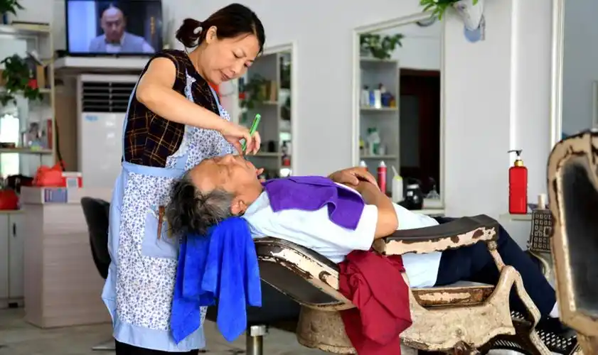 新潮的年轻人会选择三七分,四六分等发型,在"东风理发厅"剪头发是当时