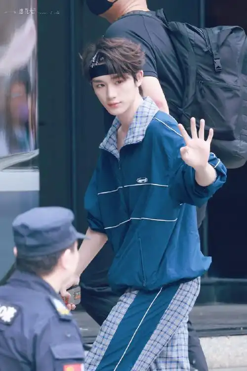 丁程鑫格子套装发带造型上班路透##丁程鑫上班格子套装发带路透