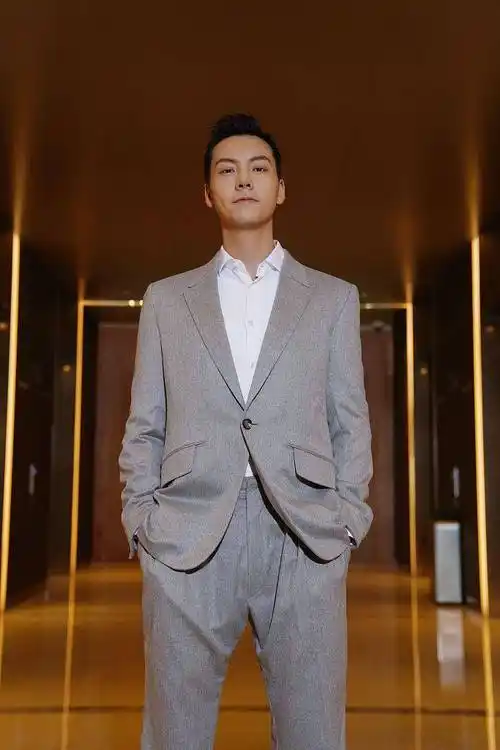 陈伟霆灰色西装清爽帅气双手插兜器宇轩昂显熟男魅力
