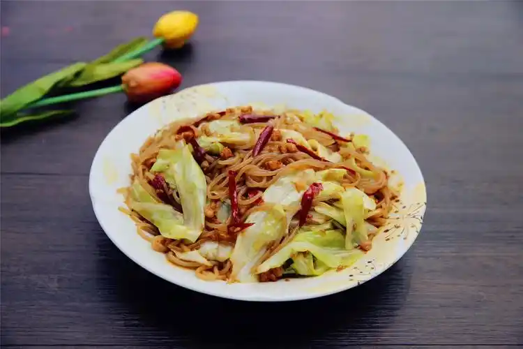 卷心菜炒粉条不粘锅不成陀的秘诀在这里!-北京时间