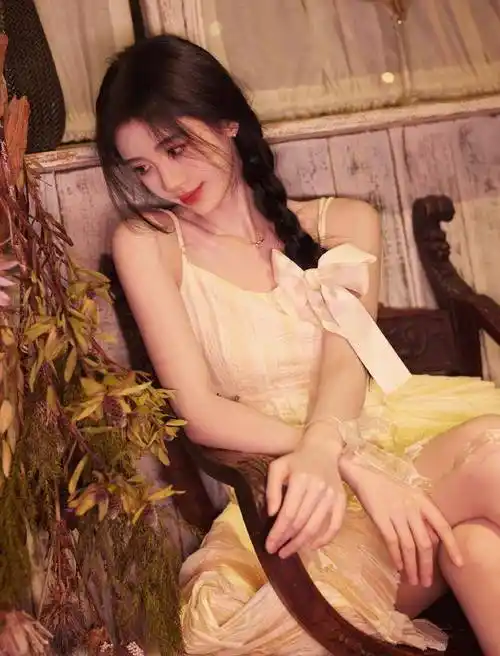 鞠婧祎穿黄色吊带百褶裙 举手投足尽显甜美_表演_活动_观众