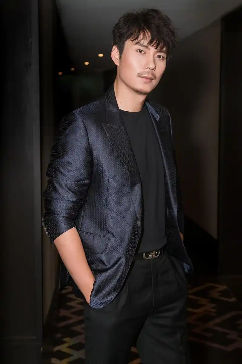 演员艾伦allen亮相国际华语电影节 蓝色丝绒西装优雅绅士