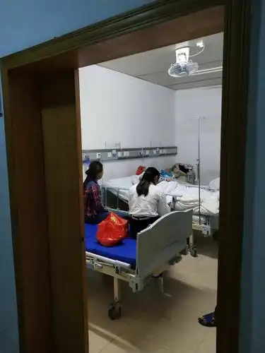 在病房里,队友们悉心询问老人的病情,并叮嘱老人要保持乐观的心态