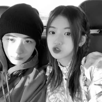 真人情侣头像甜蜜黑白双人