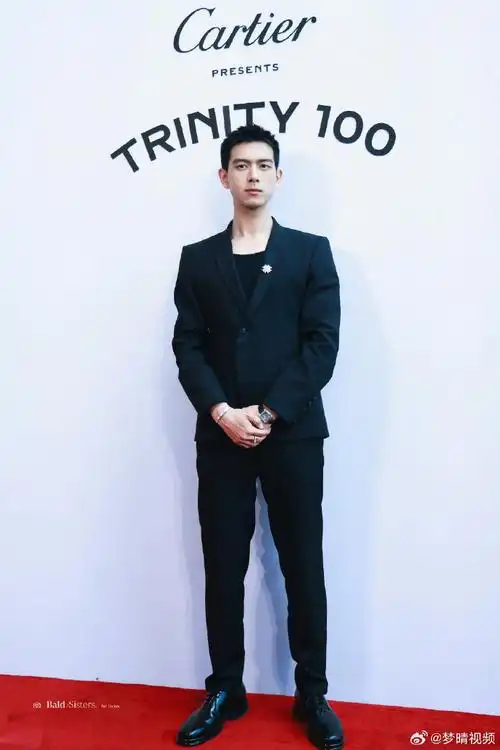 李现短发黑西装