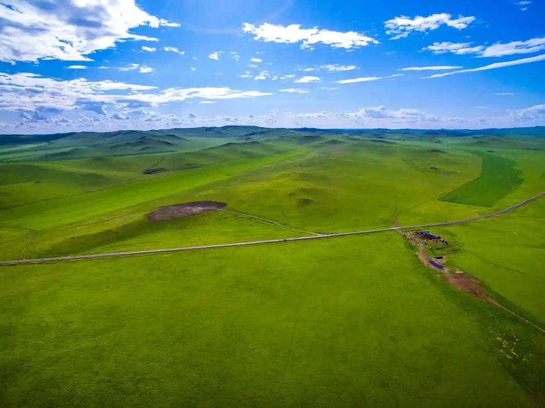 吉达姆草原是香格里拉很有高原草甸特色的地带,远处的雪山,近处的高山