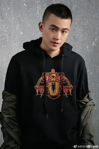 欧豪的长相非常硬朗帅气,有着独特的痞帅鲜肉型男的气质