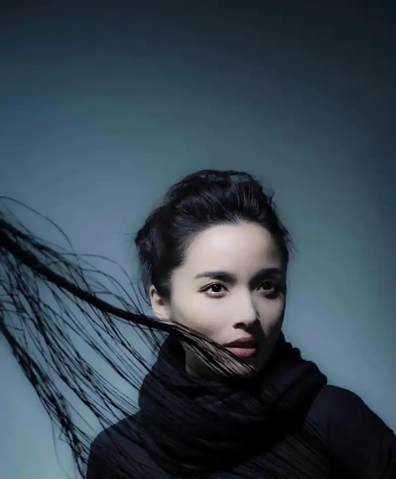 演员李佳:一婚嫁富商,二婚嫁靳东,40岁生二胎