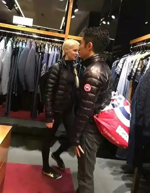 撒贝宁妻子李白,撒贝宁携妻子李白与好友聚餐(撒贝宁和小13岁娇妻李白