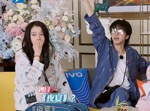 关晓彤说梦话,一个名字被后期紧急消音,贾玲在旁吓得冒冷汗_华晨宇