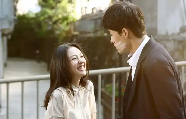 赵乔一言默的电视剧叫《我只喜欢你》,剧中吴倩饰演的赵乔一,性格软萌