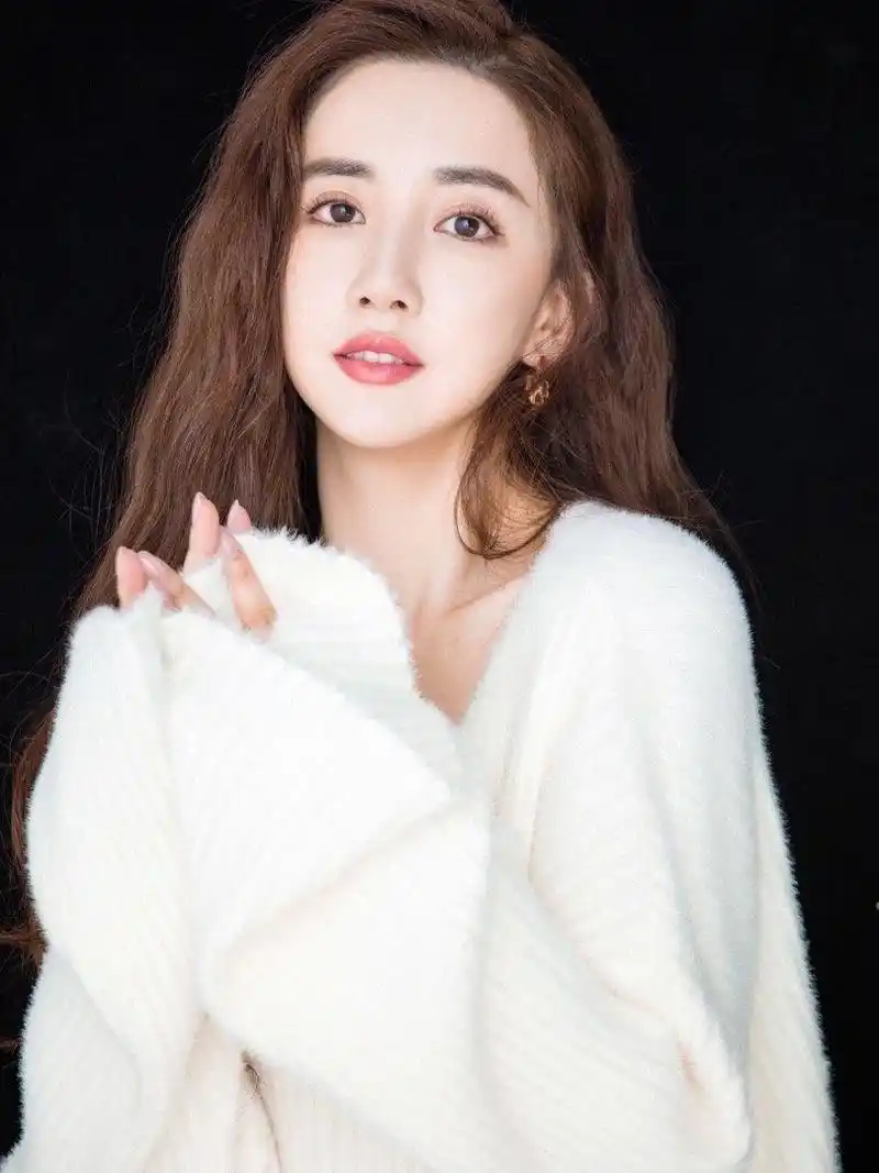 陈欣予不再低调,一袭修身v领白色连衣裙亮相,马尾卷发气质惊艳