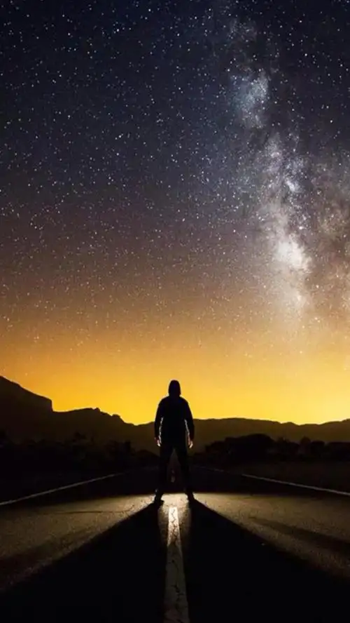 站立在道路上的人h5素材背景