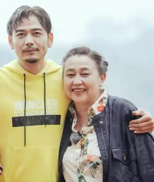 杨烁为何会从人人爱到万人嫌看完这些你就全明白了