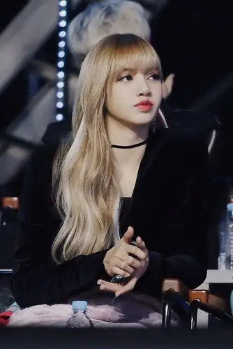 原创lisa出席颁奖典礼,大波浪金发刘海也太好看了