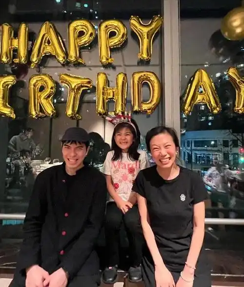 贾静雯为波妞庆生晒全家福幸福满溢萧敬腾林有慧夫妇惊喜现身