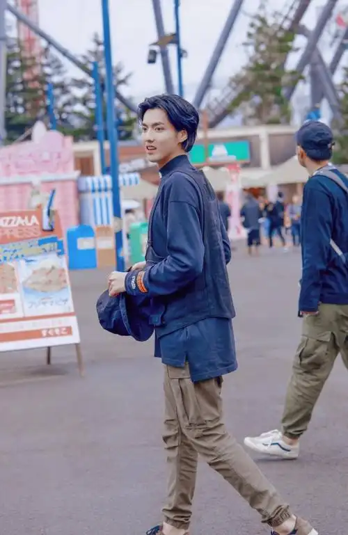 吴亦凡街头嘻哈风穿搭,男神气质碾压众人,演绎今年最流行