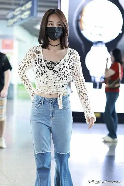 蓝盈莹北京到达,镂空针织衫搭拼色牛仔裤清爽靓丽_机场