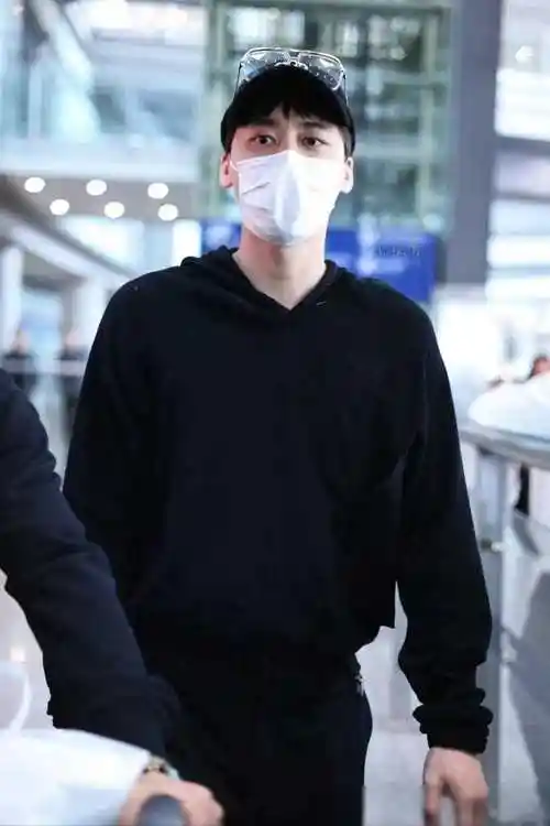 李易峰日本归来,生图曝光引发热议,回国后全程表情冷漠_机场_事件