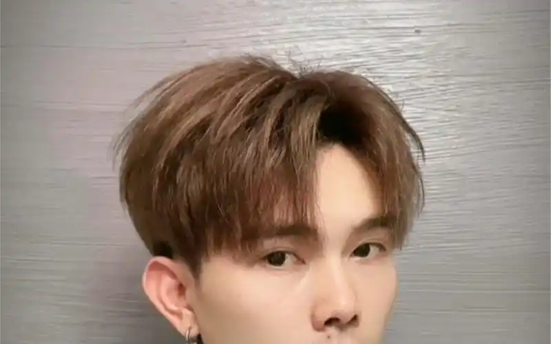 男生凌乱中分,简单实用