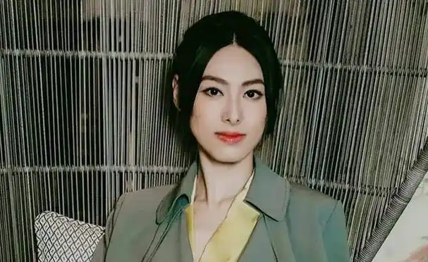 梁洛施揭育儿观,禁15岁儿手机,感慨:爱超金,不图李泽楷财